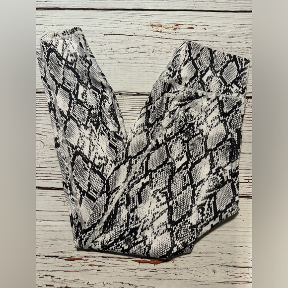 Fabletics Define PowerHold® High-Waisted 7/8 Legging - Picture 3 of 7